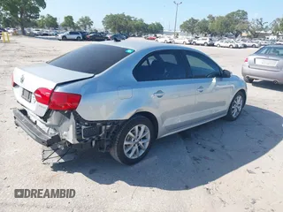 2012 Volkswagen Jetta SE с VIN 3VWDP7AJ9CM313060, выставлен на аукционе IAAI как лот 42182183 с пробегом 123 291 миль миль и . История ставок и продаж доступна на DreamBid. Изображение 4.