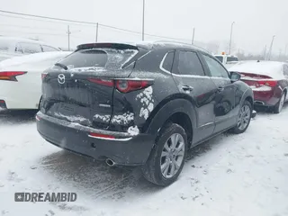 2023 Mazda CX-30 S Preferred z VIN 3MVDMBCM5PM538960, wystawiony jako IAAI lot #41273300 z przebiegiem 22 846 mil mil oraz . Historia ofert i sprzedaży dostępna na DreamBid. Obrazek 4.