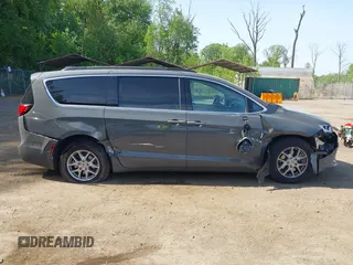 2022 Chrysler Pacifica Touring L with VIN 2C4RC1BG3NR168565, listed as a IAAI auction lot 42150290 with 61,750 mi miles and . Bid and sale history available at DreamBid. Image 13.