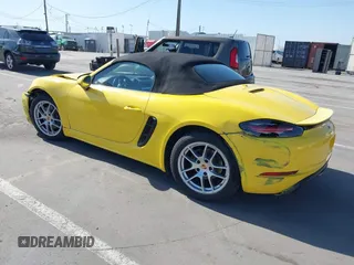 2021 Porsche 718 Boxster z VIN WP0CA2A8XMS210397, wystawiony jako IAAI lot #42271755 z przebiegiem 43 518 mil mil oraz . Historia ofert i sprzedaży dostępna na DreamBid. Obrazek 3.