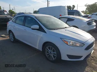 2018 Ford Focus SE z VIN 1FADP3F23JL328462, wystawiony jako IAAI lot #42068209 z przebiegiem 63 194 mil mil oraz . Historia ofert i sprzedaży dostępna na DreamBid. Obrazek 1.