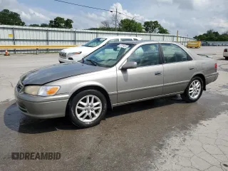 2000 Toyota Camry LE z VIN 4T1BF28K9YU096090, wystawiony jako Copart lot #57797425 z przebiegiem 124 881 mil mil oraz Szkoda całkowita • Salvage title. Historia ofert i sprzedaży dostępna na DreamBid. Obrazek 1.