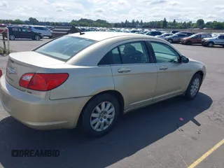 2010 Chrysler Sebring Touring z VIN 1C3CC4FBXAN144734, wystawiony jako IAAI lot #42548485 z przebiegiem 160 588 mil mil oraz . Historia ofert i sprzedaży dostępna na DreamBid. Obrazek 4.