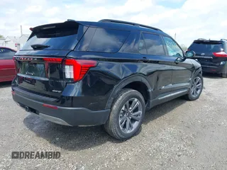 2025 Ford Explorer Active z VIN 1FMUK8DH8SGB17695, wystawiony jako IAAI lot #42198872 z przebiegiem 2 795 mil mil oraz . Historia ofert i sprzedaży dostępna na DreamBid. Obrazek 4.