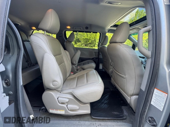 2015 Toyota Sienna Limited z VIN 5TDDK3DC8FS124511, wystawiony jako Copart lot #62570905 z przebiegiem 188 920 mil mil oraz Czysty tytuł • Clean title. Historia ofert i sprzedaży dostępna na DreamBid. Obrazek 14.