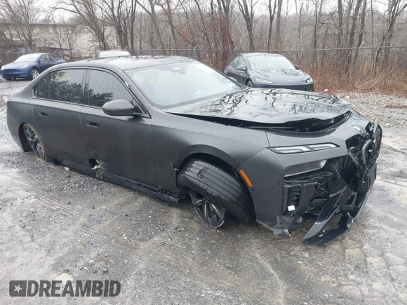 2023 BMW i7 xDrive60 z VIN WBY53EJ07PCM80196, wystawiony jako IAAI lot #41666074 z przebiegiem 25 640 mil mil oraz . Historia ofert i sprzedaży dostępna na DreamBid. Obrazek 1.