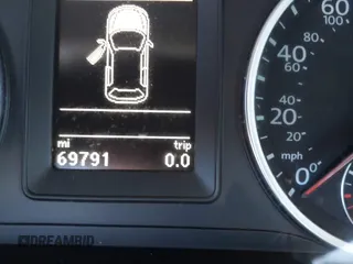 2014 Volkswagen Tiguan S z VIN WVGBV3AX4EW581302, wystawiony jako IAAI lot #41033175 z przebiegiem 69 791 mil mil oraz . Historia ofert i sprzedaży dostępna na DreamBid. Obrazek 15.