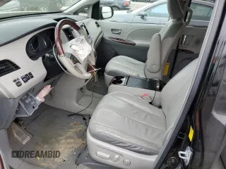 2011 Toyota Sienna XLE z VIN 5TDDK3DC6BS003695, wystawiony jako Copart lot #56868305 z przebiegiem 171 865 mil mil oraz Czysty tytuł • Clean title. Historia ofert i sprzedaży dostępna na DreamBid. Obrazek 7.