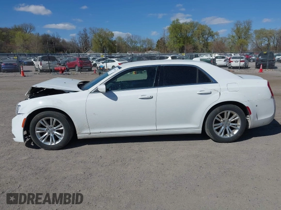 2018 Chrysler 300 Touring L z VIN 2C3CCAAG8JH338608, wystawiony jako IAAI lot #42045663 z przebiegiem 220 813 mil mil oraz . Historia ofert i sprzedaży dostępna na DreamBid. Obrazek 14.
