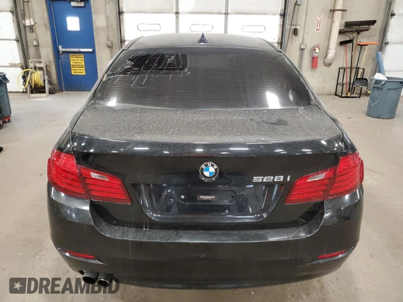 2015 BMW 5 Series 528i z VIN WBA5A5C59FD512538, wystawiony jako Copart lot #53160655 z przebiegiem 122 980 mil mil oraz Czysty tytuł • Clean title. Historia ofert i sprzedaży dostępna na DreamBid. Obrazek 6.
