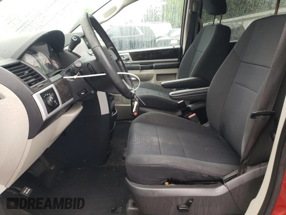 2010 Dodge Grand Caravan SXT z VIN 2D4RN5D10AR179773, wystawiony jako Copart lot #56855235 z przebiegiem 239 925 mil mil oraz Nie do naprawy • Non repairable. Historia ofert i sprzedaży dostępna na DreamBid. Obrazek 7.