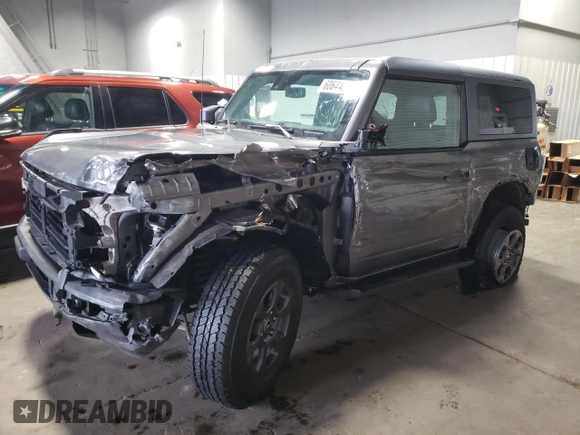 2023 Ford Bronco z VIN 1FMDE5AH9PLB83620, wystawiony jako Copart lot #60644035 z przebiegiem 6 700 mil mil oraz Szkoda całkowita • Salvage title. Historia ofert i sprzedaży dostępna na DreamBid. Obrazek 1.