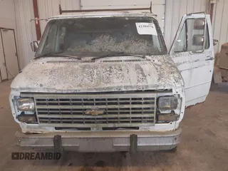 1992 Chevrolet Chevy Van z VIN 2GCEG25Z3N4144138, wystawiony jako IAAI lot #42389578 z przebiegiem 129 513 mil mil oraz . Historia ofert i sprzedaży dostępna na DreamBid. Obrazek 6.