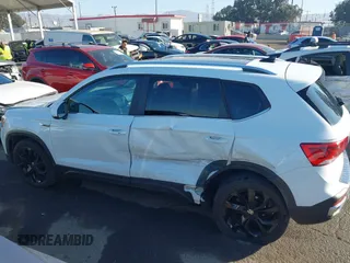 2022 Volkswagen Taos SE z VIN 3VVLX7B20NM097528, wystawiony jako IAAI lot #41152253 z przebiegiem 45 607 mil mil oraz . Historia ofert i sprzedaży dostępna na DreamBid. Obrazek 14.