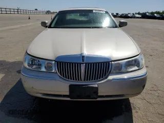 2002 Lincoln Town Car Cartier z VIN 1LNHM83W72Y617952, wystawiony jako Copart lot #50666275 z przebiegiem 238 169 mil mil oraz Czysty tytuł • Clean title. Historia ofert i sprzedaży dostępna na DreamBid. Obrazek 5.
