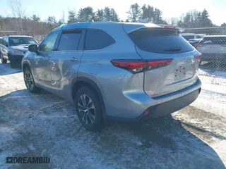 2021 Toyota Highlander XLE with VIN 5TDGZRBH9MS557777, listed as a IAAI auction lot 41304709 with 53,230 mi miles. Bid and sale history available at carsss.com. Image 3.