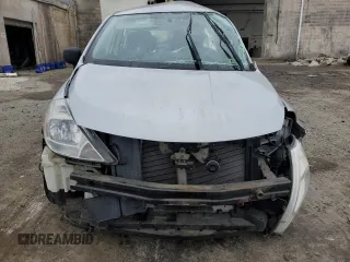 2009 Nissan Versa 1.6 z VIN 3N1CC11E49L492412, wystawiony jako Copart lot #47807175 z przebiegiem Nie podano mil oraz Szkoda całkowita • Salvage title. Historia ofert i sprzedaży dostępna na DreamBid. Obrazek 5.