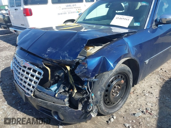 2005 Chrysler 300 with VIN 2C3JA63HX5H654114, listed as a IAAI auction lot 41469161 with 136,104 mi miles. Bid and sale history available at carsss.com. Image 6.