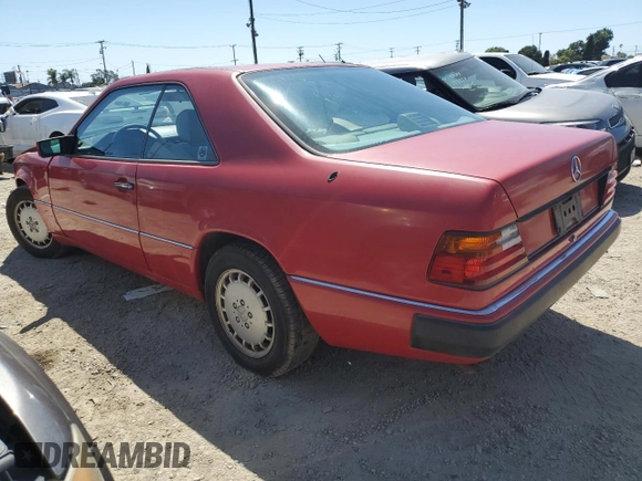 1990 Mercedes-Benz 300 CE с VIN WDBEA51D7LB137591, выставлен на аукционе Copart как лот 49811234 с пробегом 23 385 миль миль и Списание • Salvage title. История ставок и продаж доступна на DreamBid. Изображение 2.