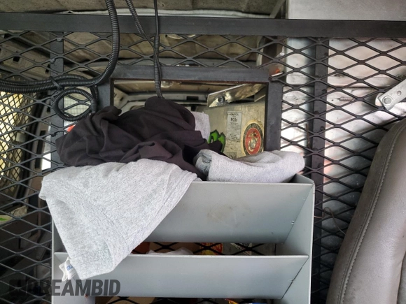 2003 GMC Savana Cargo z VIN 1GTHG35U831199213, wystawiony jako Copart lot #86549414 z przebiegiem Nie podano mil oraz Szkody całkowita. Historia ofert i sprzedaży dostępna na DreamBid. Obrazek 10.