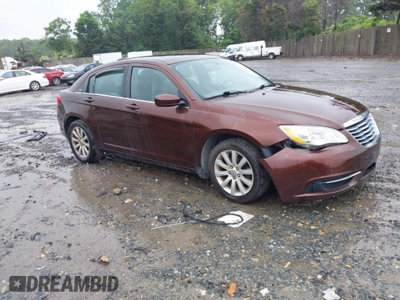 2013 Chrysler 200 Touring z VIN 1C3CCBBG1DN569415, wystawiony jako IAAI lot #42212670 z przebiegiem 125 959 mil mil oraz . Historia ofert i sprzedaży dostępna na DreamBid. Obrazek 1.