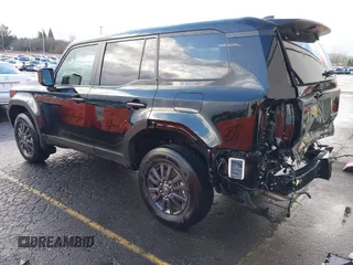 2024 Toyota Land Cruiser z VIN JTEABFAJ7RK015987, wystawiony jako IAAI lot #41168318 z przebiegiem 1662 mil mil oraz . Historia ofert i sprzedaży dostępna na DreamBid. Obrazek 3.