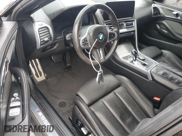 2023 BMW 8 Series M850i z VIN WBAGV8C02PCL20503, wystawiony jako Copart lot #84214214 z przebiegiem Nie podano mil oraz Szkoda całkowita • Salvage title. Historia ofert i sprzedaży dostępna na DreamBid. Obrazek 8.