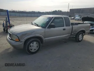 2002 GMC Sonoma SL Fleet with VIN 1GTCS19W428101390, listed as a Copart auction lot 44674455 with 168,370 mi miles and Salvage Title. Bid and sale history available at carsss.com. Image 1.