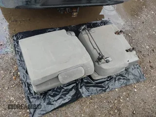 2005 Chevrolet Tahoe Z71 z VIN 1GNEC13T05R232584, wystawiony jako IAAI lot #42478633 z przebiegiem Nie podano mil oraz . Historia ofert i sprzedaży dostępna na DreamBid. Obrazek 12.