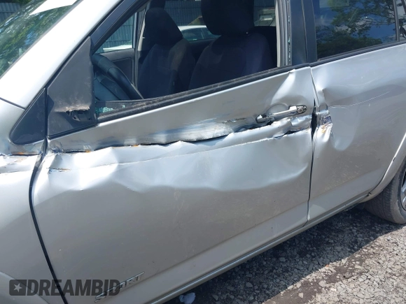 2010 Toyota RAV4 Sport z VIN 2T3RF4DV6AW080727, wystawiony jako IAAI lot #42526299 z przebiegiem Nie podano mil oraz . Historia ofert i sprzedaży dostępna na DreamBid. Obrazek 17.
