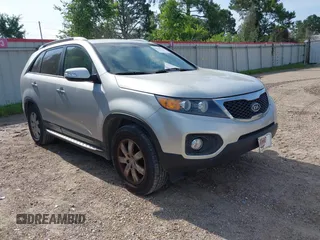 2013 Kia Sorento LX z VIN 5XYKT4A68DG327160, wystawiony jako IAAI lot #42329974 z przebiegiem 78 405 mil mil oraz . Historia ofert i sprzedaży dostępna na DreamBid. Obrazek 1.