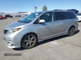 2013 Toyota Sienna SE с VIN 5TDXK3DC3DS298710, выставлен на аукционе Copart как лот 47028965 с пробегом 290 495 миль миль и Списание • Salvage title. История ставок и продаж доступна на DreamBid. Изображение 1.
