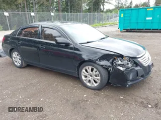 2008 Toyota Avalon XL z VIN 4T1BK36B98U322973, wystawiony jako IAAI lot #42293619 z przebiegiem 115 168 mil mil oraz . Historia ofert i sprzedaży dostępna na DreamBid. Obrazek 1.