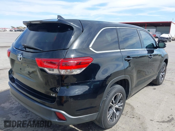 2018 Toyota Highlander LE z VIN 5TDZZRFH2JS276211, wystawiony jako IAAI lot #41799446 z przebiegiem 121 635 mil mil oraz . Historia ofert i sprzedaży dostępna na DreamBid. Obrazek 4.