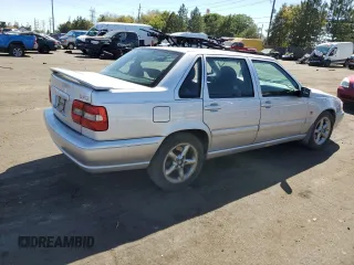 2000 Volvo S70 z VIN YV1LS61J4Y2630471, wystawiony jako Copart lot #72342454 z przebiegiem 167 733 mil mil oraz Nie do naprawy. Historia ofert i sprzedaży dostępna na DreamBid. Obrazek 3.