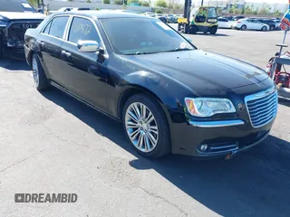 2013 Chrysler 300 z VIN 2C3CCAAG7DH577488, wystawiony jako IAAI lot #42260872 z przebiegiem 141 920 mil mil oraz . Historia ofert i sprzedaży dostępna na DreamBid. Obrazek 1.