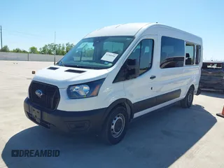 2024 Ford Transit Passenger XL z VIN 1FBAX2C81RKA68648, wystawiony jako IAAI lot #41980956 z przebiegiem 11 942 mil mil oraz . Historia ofert i sprzedaży dostępna na DreamBid. Obrazek 17.