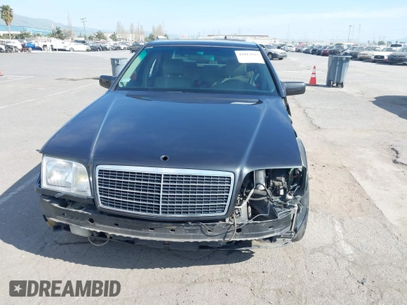 1993 Mercedes-Benz 500 z VIN WDBGA51E5PA138123, wystawiony jako IAAI lot #42012923 z przebiegiem 141 594 mil mil oraz . Historia ofert i sprzedaży dostępna na DreamBid. Obrazek 6.