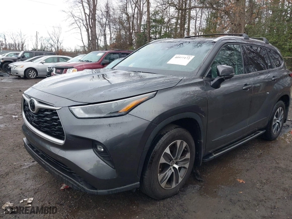 2022 Toyota Highlander XLE with VIN 5TDGZRBH3NS589352, listed as a IAAI auction lot 40977172 with 1 mi miles. Bid and sale history available at carsss.com. Image 6.