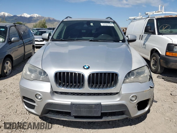 2013 BMW X5 xDrive35i z VIN 5UXZV4C50D0E05712, wystawiony jako Copart lot #57557575 z przebiegiem 118 243 mil mil oraz Szkoda całkowita • Salvage title. Historia ofert i sprzedaży dostępna na DreamBid. Obrazek 5.