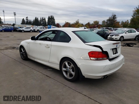 2011 BMW 1 Series 128i z VIN WBAUP9C51BVL89887, wystawiony jako Copart lot #78533234 z przebiegiem Nie podano mil oraz Szkody całkowita. Historia ofert i sprzedaży dostępna na DreamBid. Obrazek 2.