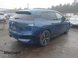 2023 BMW iX xDrive50 z VIN WB523CF08PCM23678, wystawiony jako IAAI lot #41930985 z przebiegiem 19 040 mil mil oraz . Historia ofert i sprzedaży dostępna na DreamBid. Obrazek 4.