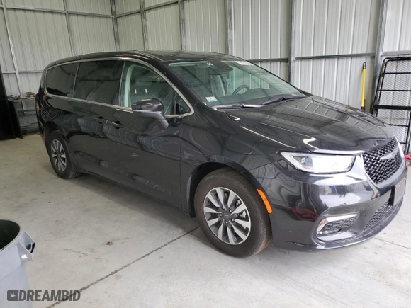 2023 Chrysler Pacifica Hybrid Touring L with VIN 2C4RC1L74PR575358, listed as a Copart auction lot 43261875 with 35,077 mi miles and Clean Title. Bid and sale history available at carsss.com. Image 4.