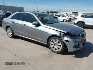 2013 Mercedes-Benz E 350 Luxury z VIN WDDHF5KB7DA671961, wystawiony jako IAAI lot #41777938 z przebiegiem 94 554 mil mil oraz . Historia ofert i sprzedaży dostępna na DreamBid. Obrazek 1.