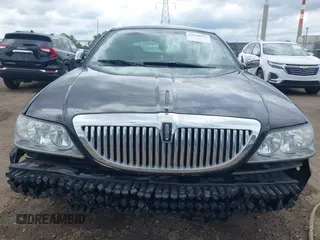 2010 Lincoln Town Car Signature Limited z VIN 2LNBL8CVXAX619130, wystawiony jako IAAI lot #42230937 z przebiegiem 137 055 mil mil oraz . Historia ofert i sprzedaży dostępna na DreamBid. Obrazek 13.
