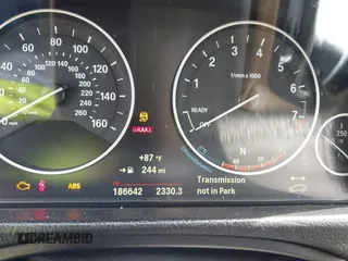 2015 BMW 3 Series 328i xDrive z VIN WBA3B3C5XFJ984998, wystawiony jako IAAI lot #42498649 z przebiegiem 186 642 mil mil oraz . Historia ofert i sprzedaży dostępna na DreamBid. Obrazek 7.