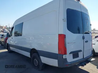 2019 Mercedes-Benz Sprinter Cargo z VIN WD4PF1CD1KP074822, wystawiony jako IAAI lot #40303744 z przebiegiem Nie podano mil oraz . Historia ofert i sprzedaży dostępna na DreamBid. Obrazek 3.