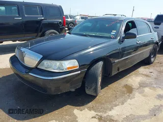 2009 Lincoln Town Car Signature Limited z VIN 2LNHM82V69X611630, wystawiony jako IAAI lot #42219095 z przebiegiem 427 362 mil mil oraz . Historia ofert i sprzedaży dostępna na DreamBid. Obrazek 2.