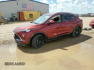 2024 Buick Encore GX Sport Touring z VIN KL4AMDSL6RB033197, wystawiony jako Copart lot #60788095 z przebiegiem Nie podano mil oraz Szkoda całkowita • Salvage title. Historia ofert i sprzedaży dostępna na DreamBid. Obrazek 1.
