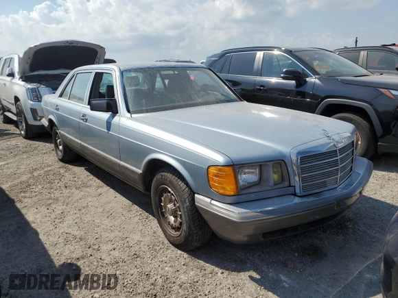 1984 Mercedes-Benz 500 z VIN WDBCA37B9EA072690, wystawiony jako Copart lot #76341244 z przebiegiem Nie podano mil oraz Szkoda całkowita • Salvage title. Historia ofert i sprzedaży dostępna na DreamBid. Obrazek 4.